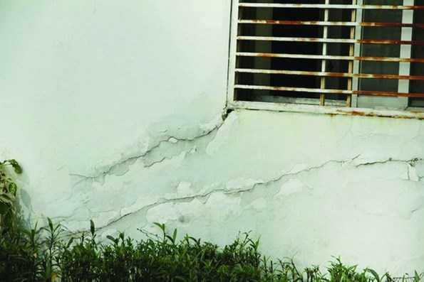 Nhiều vết nứt kéo dài tại một công trình ở Phú Mỹ Hưng do nhà thầu CSCEC xây dựng.