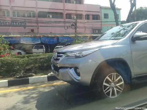 Toyota Fortuner 2016 bị 'chộp' trên đườngThái Lan trước giờ G