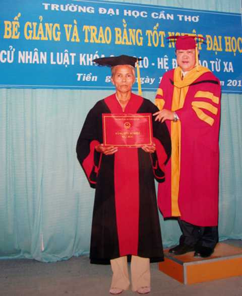 bà bán chuối, đỗ cử nhân, ĐH luật, trứng vịt, Tiền Giang