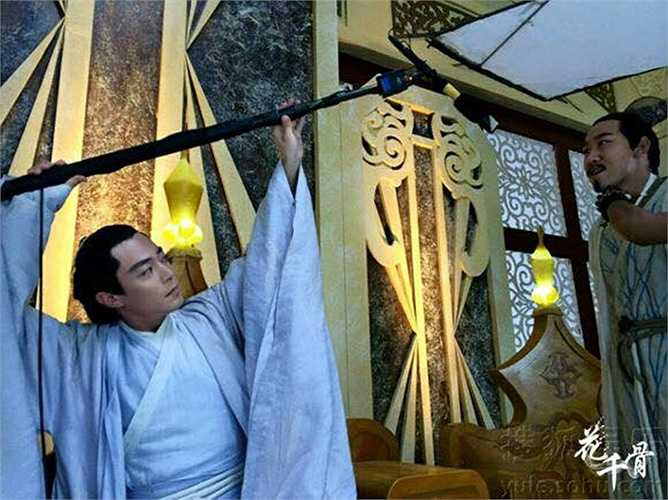 Hãy cùng fansviet đặt lời bình dí dỏm cho loạt ảnh hậu trường hài hước của phim Hoa Thiên Cốt.