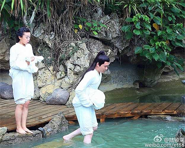 'Ôi lạnh quá, muội không qua đâu huynh ơi!', 'Mau lên, không thì trễ giờ xem Hoa Thiên Cốt đấy!'