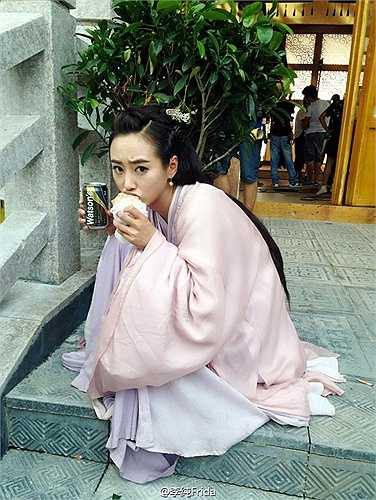 'Sáng giờ lo quay chưa ăn gì, phải tranh thủ ăn cái bánh màn thầu thôi.'