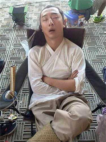 'No nê rồi, ngủ một giấc rồi dậy quay tiếp.'