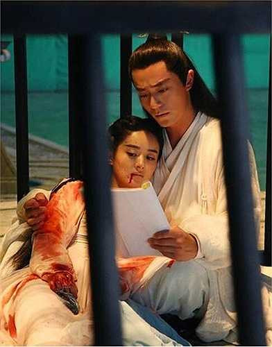 'Sư phụ, làm cách nào thoát khỏi nơi này đây?', 'Đợi chút, để ta xem lại kịch bản.' (Khoai)