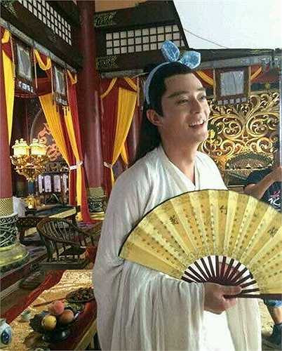 'Tiểu Cốt đâu rồi, vào quạt cho sư phụ nè, lo chụp hình hoài...'.