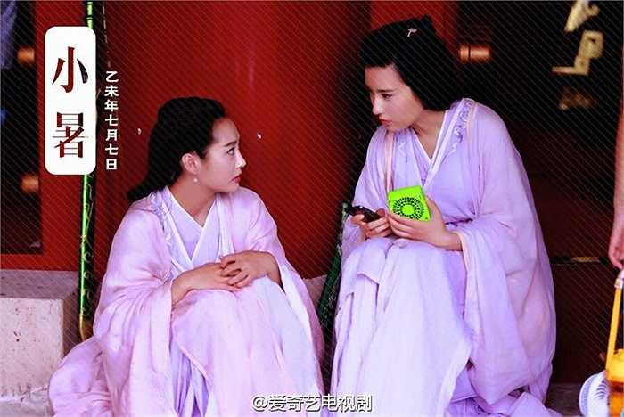 'Tỉ tỉ, trong này nóng quá may còn có cái quạt mini này ha'.