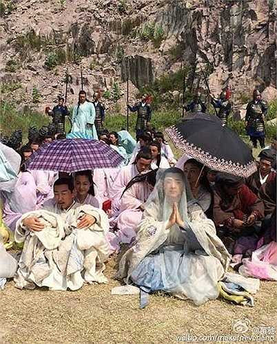 'Ngoài đây thê thảm hơn nè. Nắng dữ thần vậy, cần chục cái quạt mini gấp!'.