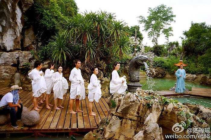 'Nào các con, nghe theo tiếng đếm và lội qua ao nhé. Một, hai, ba... Xuất phát!'