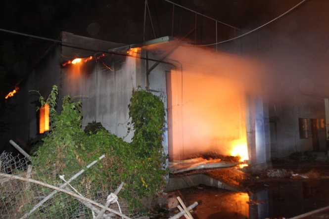 Lửa bốc lên ngùn ngụt trong đêm, khu dân cư hoảng loạn