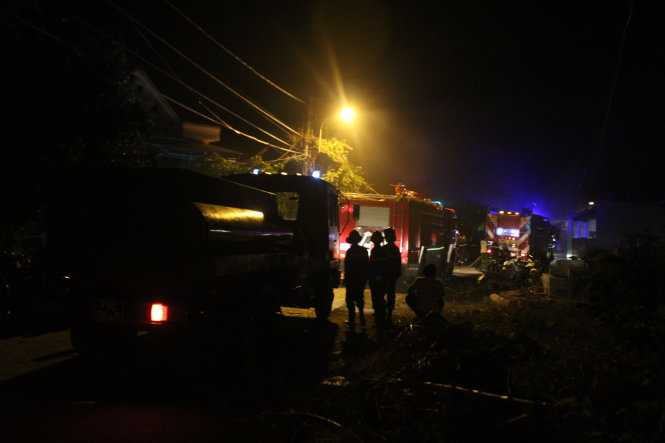 Lửa bốc lên ngùn ngụt trong đêm, khu dân cư hoảng loạn