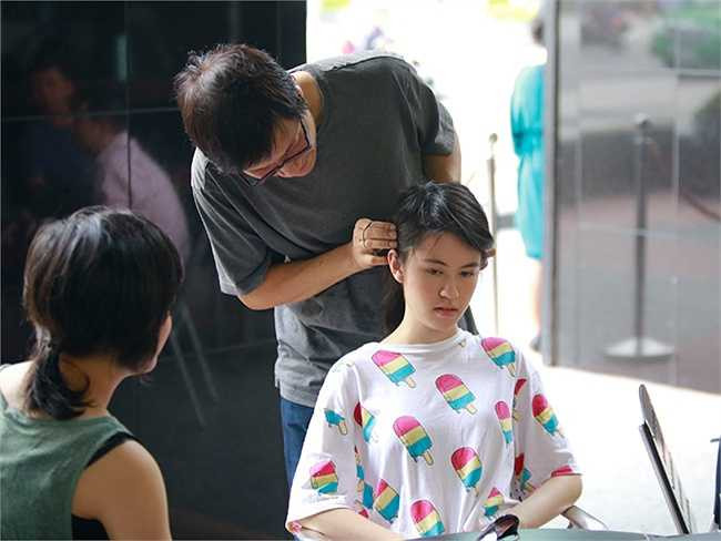 Cuối tuần qua, trong lúc bà xã Phương Thảo không may bị ốm vì chưa quen với khí hậu tại Việt Nam, nhạc sỹ Ngọc Lễ đã đưa hai con gái ra trung tâm Sài thành tham quan và chiêm ngưỡng sự thay đổi của thành phố sau nhiều năm xa quê hương. Không có vợ bên cạnh, ông bố của Ba ngọn nến lung linh phải tự tay chăm sóc và lo từng việc tỉ mỉ cho 2 con gái cưng.