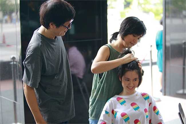 Thấy bố luống cuống và không quen với việc tỉa tút, bé Nấm xung phong làm thay và sáng tạo ra nhiều kiểu tóc độc lạ cho chị gái. Do tính cách mạnh mẽ, cá tính của 2 con, mẹ Phương Thảo luôn là người tự tay chăm chút, làm đẹp cho 2 bé. 