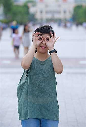 Trong khi đó, bé Nấm vừa bắt đầu học lớp 9 và cũng đang tập tành để có những sáng tác đầu tay. So với chị gái, Nấm có phần dạn dĩ và năng động hơn.