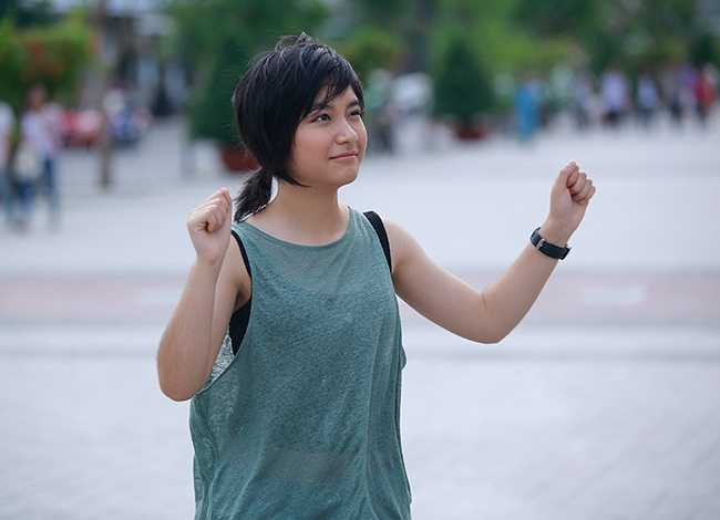 Cô bé thích thú nhảy hip hop giữa Quảng trường đi bộ.