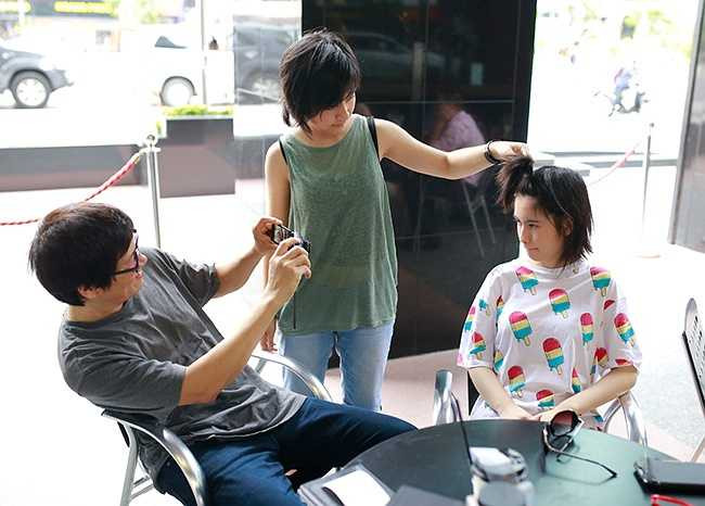 Ba bố con hào hứng chụp hình kỷ niệm cùng nhau.