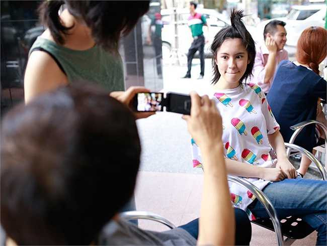 So với em gái, bé Na có phần trầm tính và rụt rè khi tiếp xúc với người lạ. Tuy nhiên, do từng sinh sống tại Việt Nam lâu hơn nên con gái cả của Phương Thảo, Ngọc Lễ nói tiếng Việt khá tốt. 