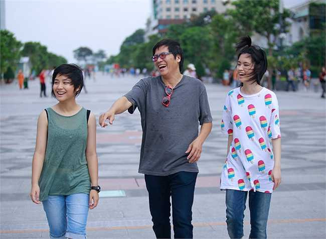 Ba bố con vui vẻ dạo quanh Quảng trường đi bộ Nguyễn Huệ. Anh vừa dạo phố vừa kể cho các bé nghe về sự khác biệt của Sài Thành sau 10 năm. 