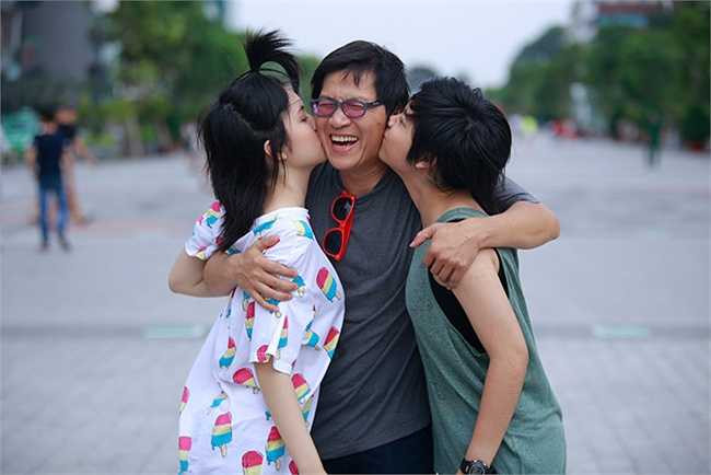 Ngọc Lễ cười tít mắt khi được hai công chúa bày tỏ tình cảm và dành tặng một nụ hôn trên má. 