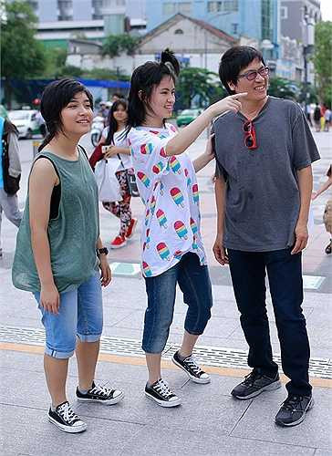 Con gái Ngọc Lễ thích thú ngắm nhìn một số ngôi nhà cổ được mọc lên giữa những tòa nhà cao tầng.