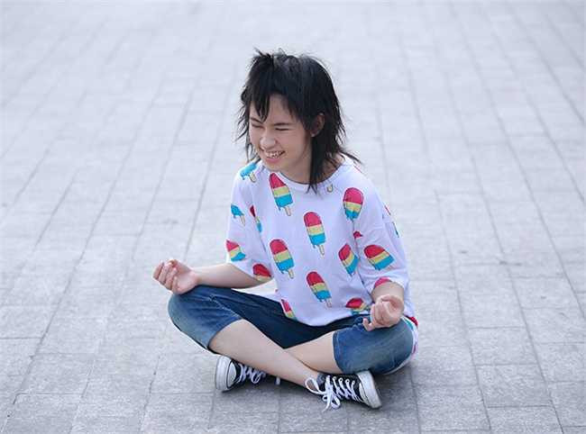 Bé Na thích thú tạo dáng ngồi thiền giữa con đường rộng thênh thang của Quảng trường đi bộ.