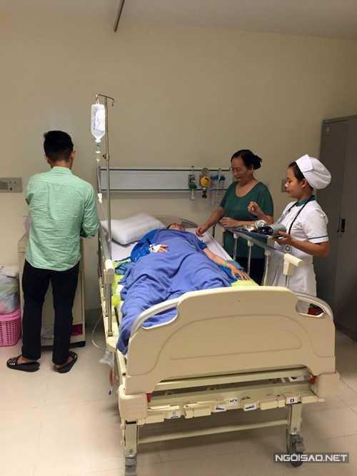 Gần 5 tiếng sau ca sinh mổ Khánh Thi mới tỉnh dậy, nữ hoàng dance sport bật khóc khi thấy Phan Hiển.