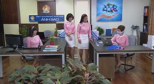 Thu Trang làm 'bà cô văn phòng' chanh chua.