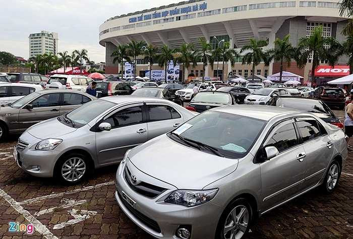 Sáng 18/7, 'Chợ săn xe' được khai mạc tại Hà Nội. Tại đây có khoảng 30 showroom ôtô trên địa bàn Hà Nội đem xe cả cũ lẫn mới tới trưng bày. 