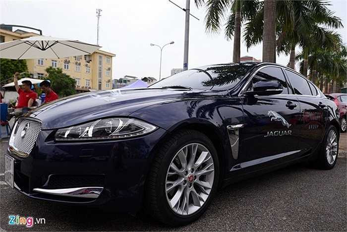 Những chiếc xe siêu sang như Jaguar, Bentley cũng được trưng bày để khách hàng chạy thử. Chợ xe độc đáo này được mở trong hai ngày 17 và 18/7. 