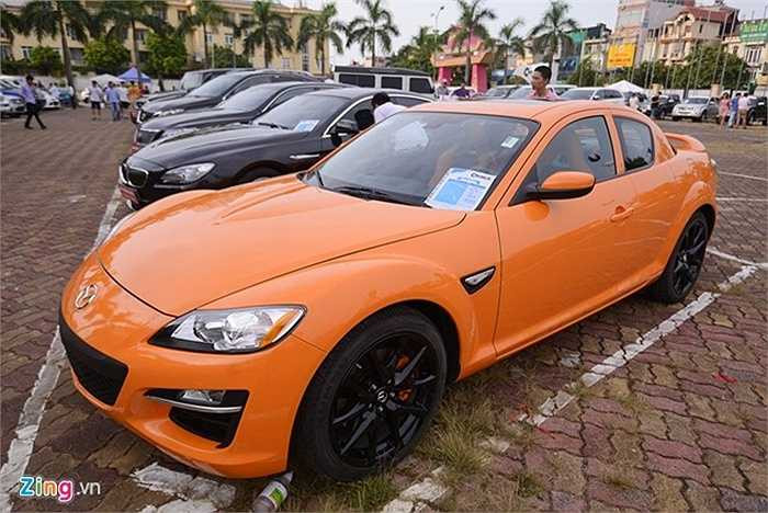 Mặc dù không có nhiều đợt dân buôn bán xe mở chợ bán như thế này nhưng không khí khá vắng vẻ. Trong ảnh là chiếc Mazda RX 8 sản xuất năm 2008 xếp hàng chờ khách với giá 1,18 tỷ đồng rao bán. 