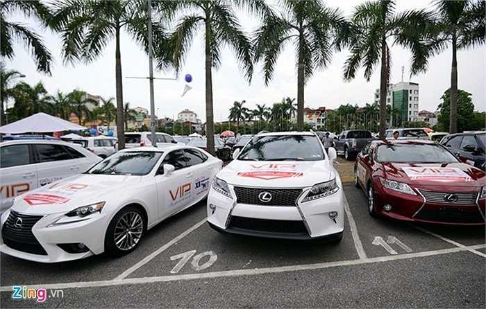 Tuy nhiên, khu vực xe hạng sang không được nhiều người ghé thăm. Một người có kinh nghiệm cho rằng, nếu có tiền mua Lexus hay Audi không ai vào chợ này để chọn mà chỉ đến để tham khảo. 