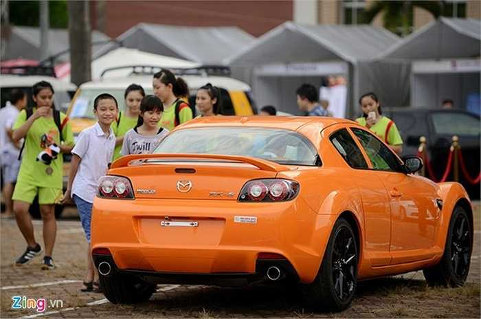 Nhiều trẻ em cũng đến ngắm xe. Chúng thích thú những chiếc có kiểu dáng thể thao, màu sắc sặc sỡ. 