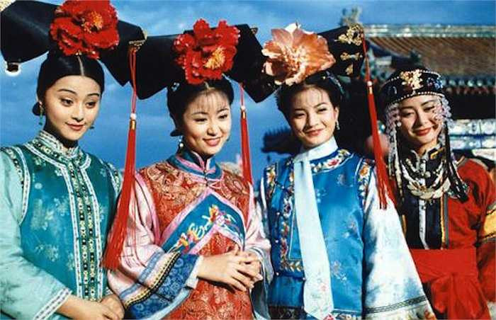 Trương Hằng (bìa phải) cùng Triệu Vy, Lâm Tâm Như, Phạm Băng Băng thời đóng Hoàn Châu Cách Cách (1997). 