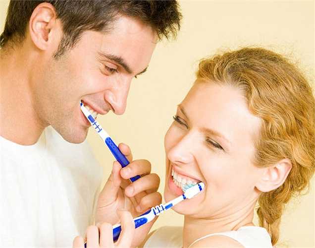 Làm thế nào để giữ bàn chải đánh răng sạch? Sau khi đánh răng, rửa sạch bàn chải với nước ấm và để ở nơi khô ráo. Tránh để bàn chải đánh răng trong nhà vệ sinh.
