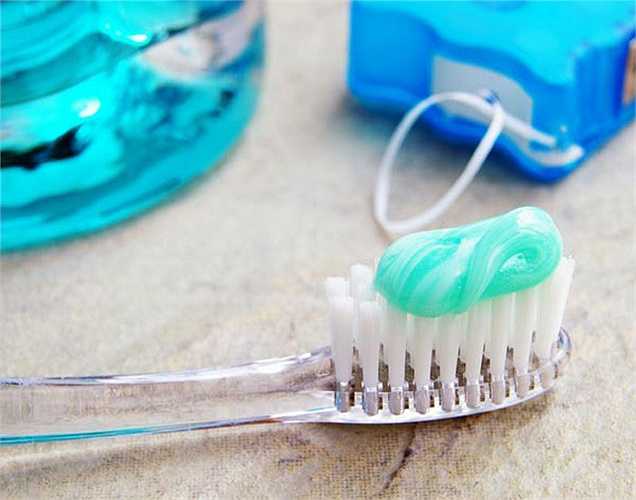 Không bao giờ dùng chung bàn chải đánh răng với bất cứ ai, thậm chí là thành viên trong gia đình mình. Thay bàn chải đánh răng ba tháng một lần hoặc sau khi bị cảm hay bệnh khác để tránh nhiễm lại bệnh.