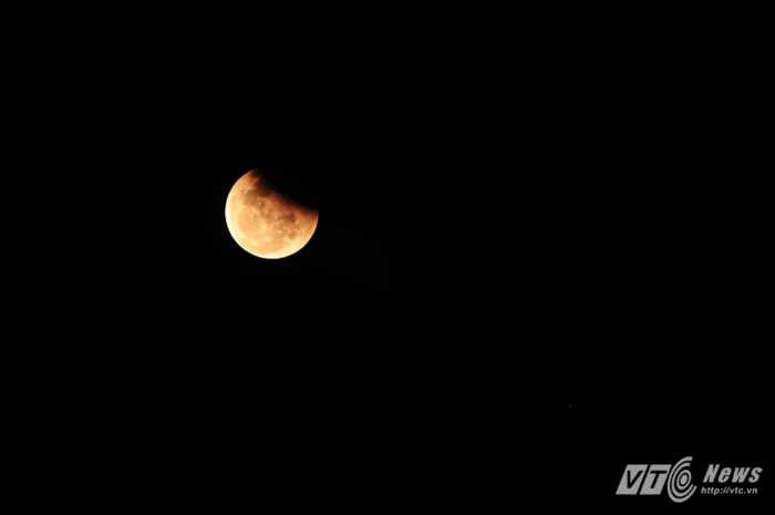 Một trong những hình ảnh hiếm hoi của trăng máu trên bầu trời Hà Nội