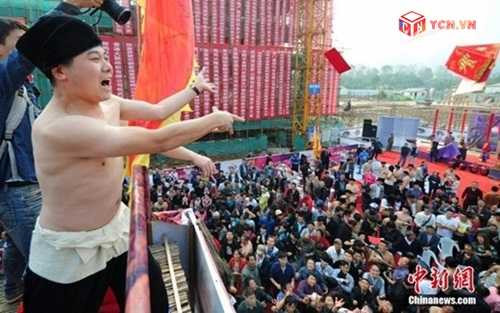 Những vụ 'tiền từ trên trời rơi xuống' khiến dân tình hỗn loạn