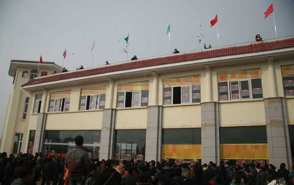 Những vụ 'tiền từ trên trời rơi xuống' khiến dân tình hỗn loạn