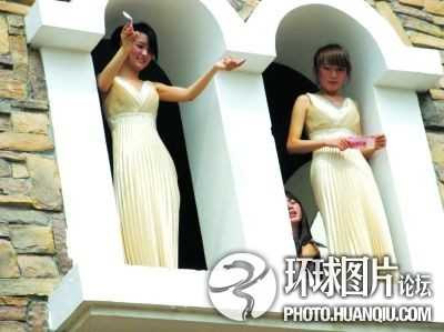 Những vụ 'tiền từ trên trời rơi xuống' khiến dân tình hỗn loạn