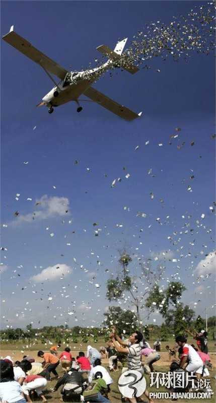 Những vụ 'tiền từ trên trời rơi xuống' khiến dân tình hỗn loạn