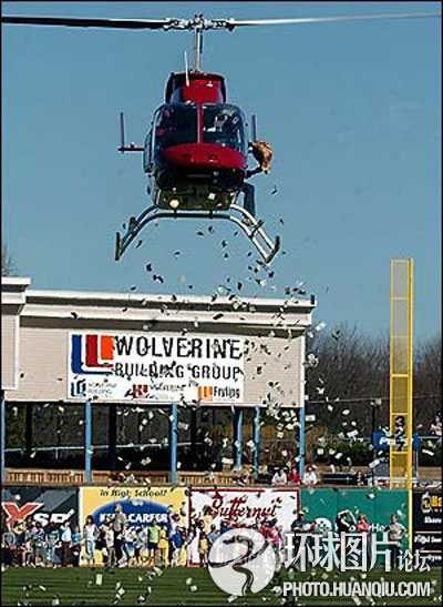 Những vụ 'tiền từ trên trời rơi xuống' khiến dân tình hỗn loạn