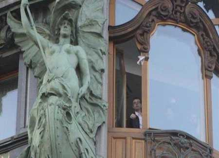 Những vụ 'tiền từ trên trời rơi xuống' khiến dân tình hỗn loạn