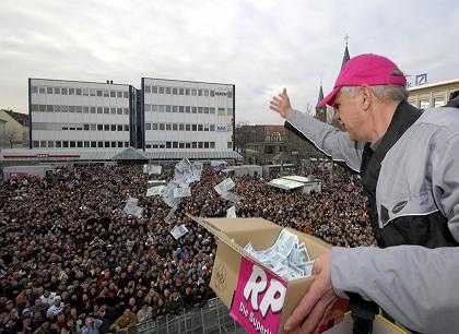 Những vụ 'tiền từ trên trời rơi xuống' khiến dân tình hỗn loạn