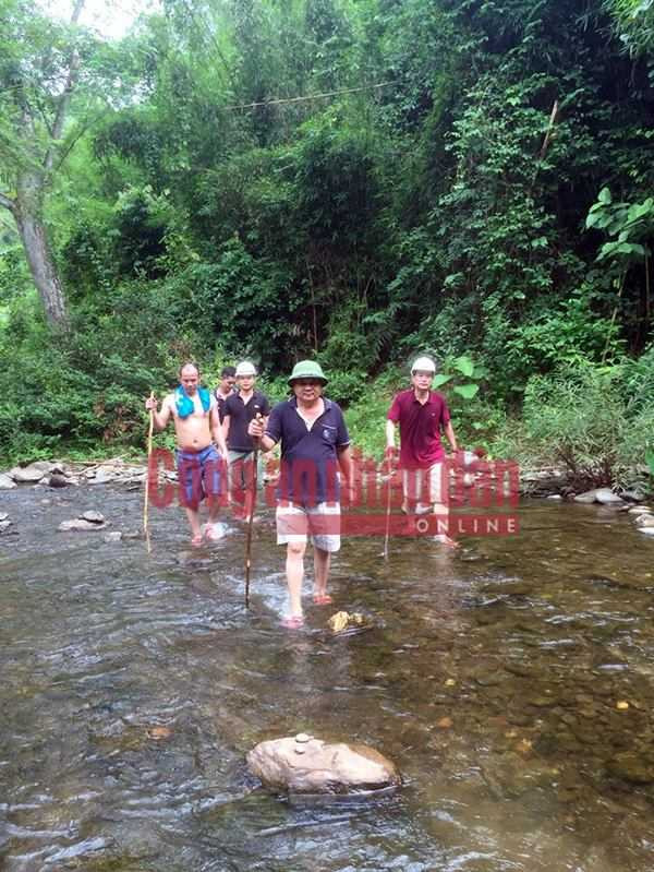 Thiếu tướng Hồ Sỹ Tiến, Cục trưởng Cục Cảnh sát hình sự dẫn đầu tổ công tác lội suối vào hiện trường vụ án.