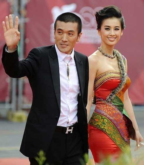 Dương Tử và Huỳnh Thánh Y quan hệ tình cảm từ nhiều năm nay khiến cô bị tiếng hồ ly. Gần đây, họ mới xác nhận việc cưới bí mật nhiều năm trước.