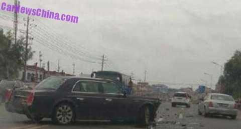 Limousine bạc tỷ Hongqi L5 'Made in China' bị tai nạn thảm khốc