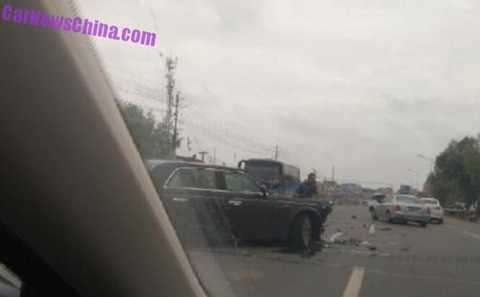 Limousine bạc tỷ Hongqi L5 'Made in China' bị tai nạn thảm khốc