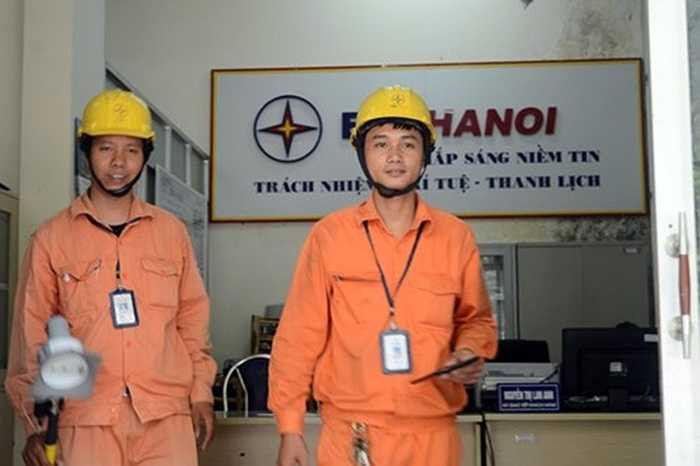 Công ty Điện lực Cầu Giấy đang trang bị 45 bộ thiết bị này cho 9 tổ công tác để phục vụ việc ghi số điện vào ngày 3-14 hàng tháng. Các nhân viên không phải khổ sở vác thang đi leo cột mới ghi được số điện như mọi khi