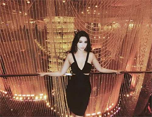 Không còn hình ảnh nàng hot girl trong sáng ngày nào, Huyền baby bây giờ đã hoàn toàn lột xác - nóng và táo bạo bội phần