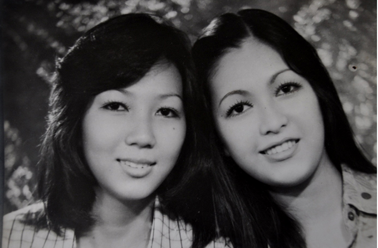 Diễm My 17 tuổi và chị gái 18 tuổi. Trong năm này (1979), Diễm My có vai diễn đầu tay trong phim 'Trang giấy mới' của đạo diễn Trung Dân.