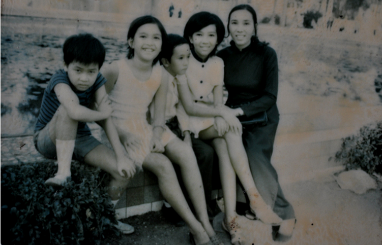 Năm 1972, Diễm My (thứ hai từ trái qua) cùng chị gái, em trai và cậu em họ (áo kẻ) được mẹ đưa đi chơi sở thú (nay là Thảo Cầm Viên ở TP HCM) chơi Tết.